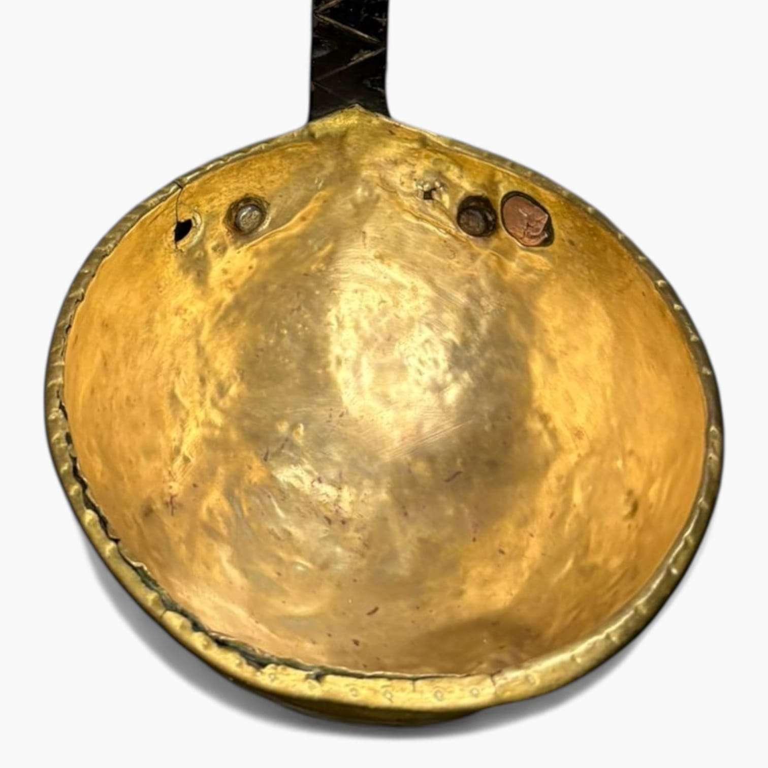 Detalle interior del cazo antiguo de metal dorado, mostrando su acabado artesanal y textura martillada, perfecto para estilo decorativo retro.