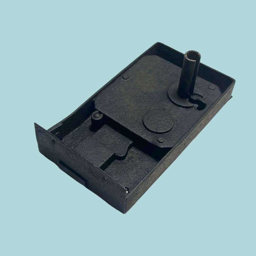 Detalle de la cerradura antigua de forja mostrando su acabado original.