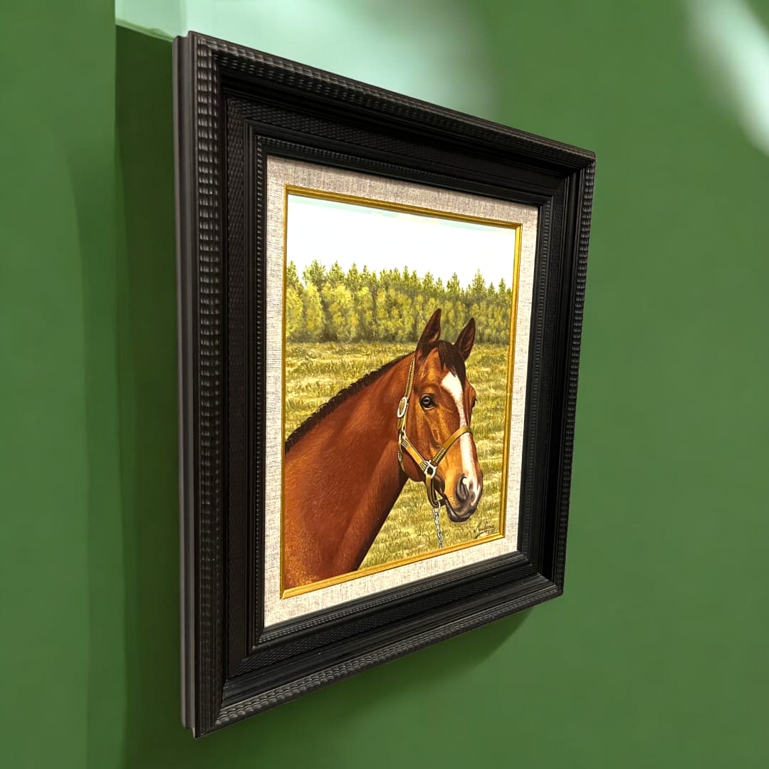 Óleo de Caballo por Miguel Parra visto en ángulo lateral. Detalles enmarcados resaltan la elegancia de esta obra ecuestre, perfecta para amantes del arte.