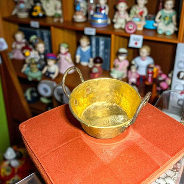 Caldero antiguo de metal rústico y auténtico