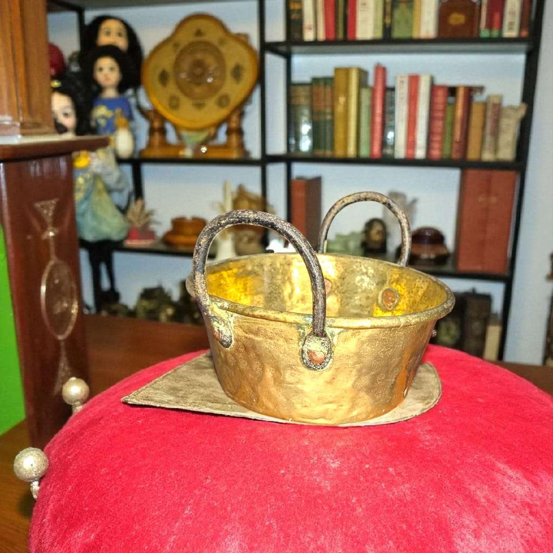 Caldero antiguo de metal rústico y auténtico