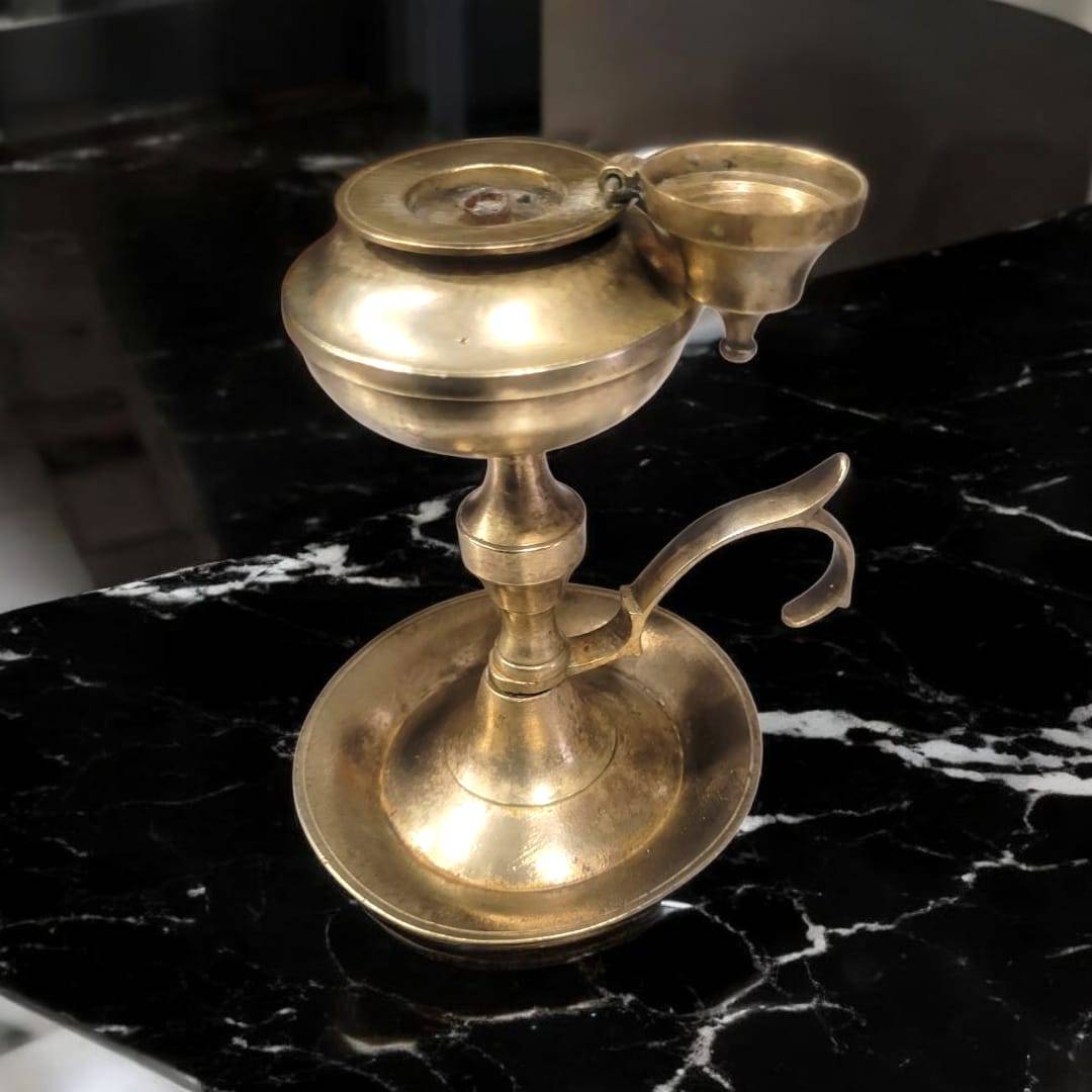 Candil Aceite Dorado - Antiguo en metal con tapa decorativa. Diseño clásico ideal para decoración vintage en interiores elegantes.