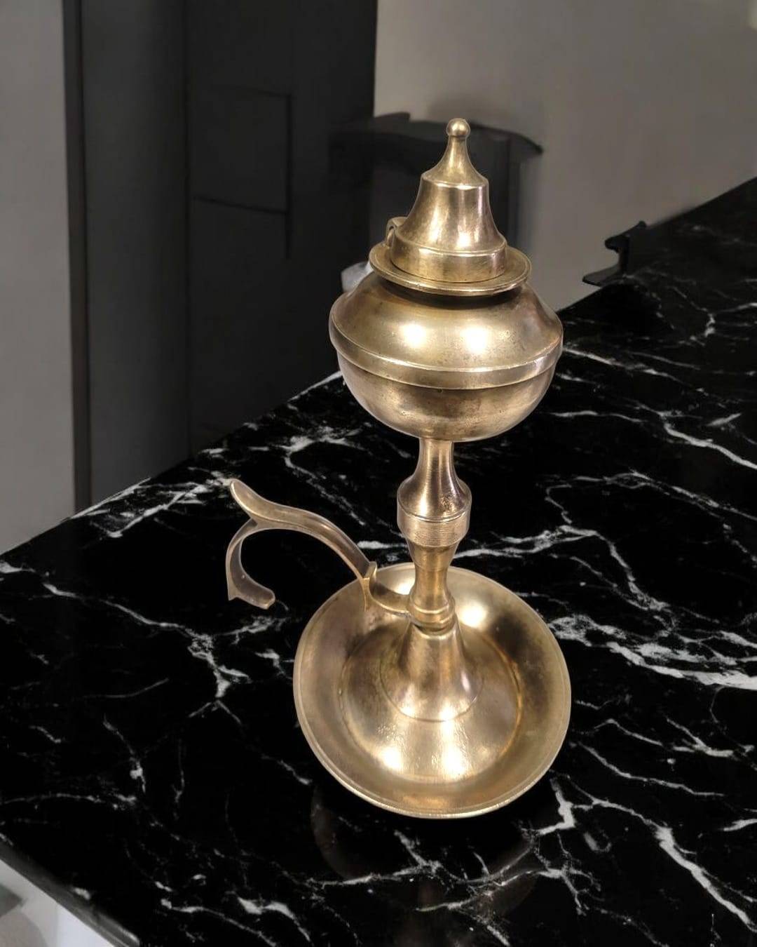 Candil Aceite Dorado - Antiguo en metal con tapa decorativa. Diseño clásico ideal para decoración vintage en interiores elegantes.