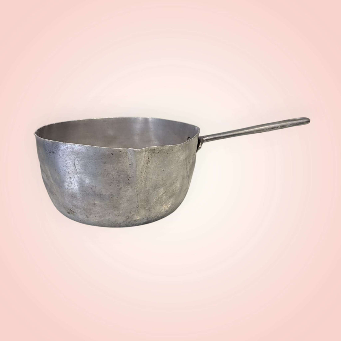 Cazo antiguo de aluminio con acabado rústico y mango largo, pieza artesanal única ideal para decoración vintage en cocina o jardín.