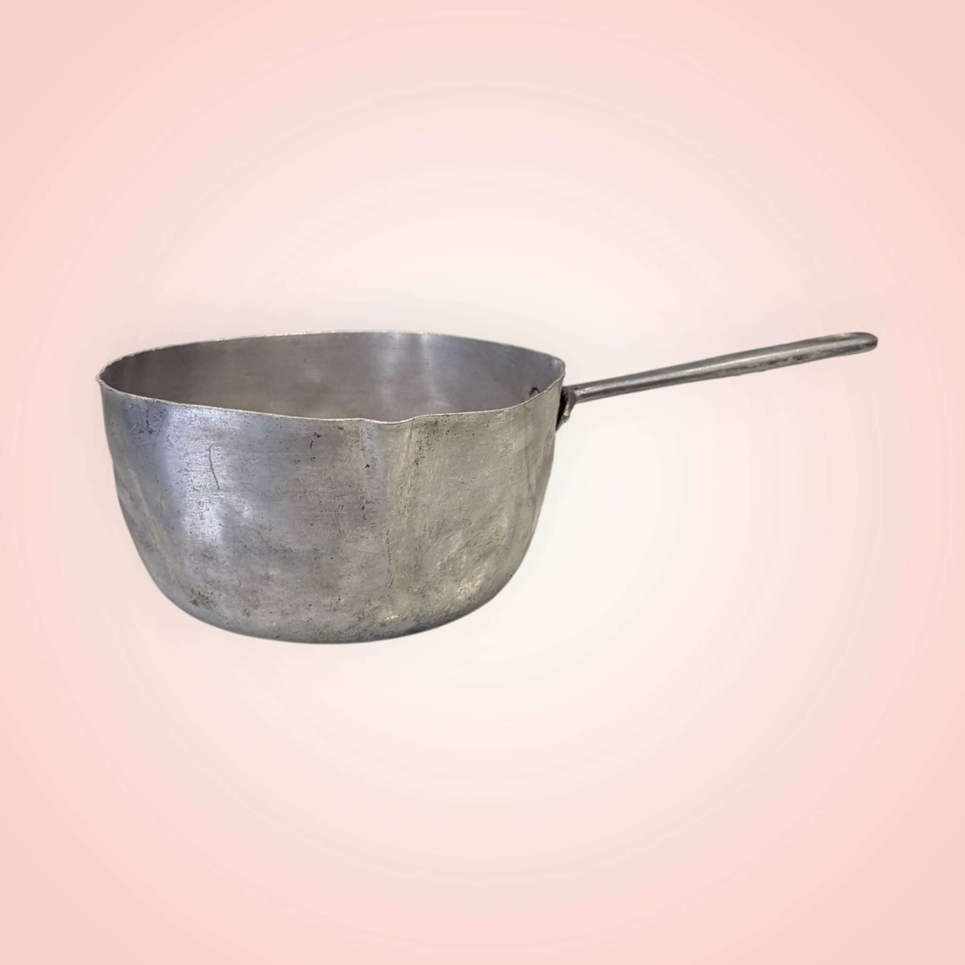 Cazo antiguo de aluminio con acabado rústico y mango largo, pieza artesanal única ideal para decoración vintage en cocina o jardín.