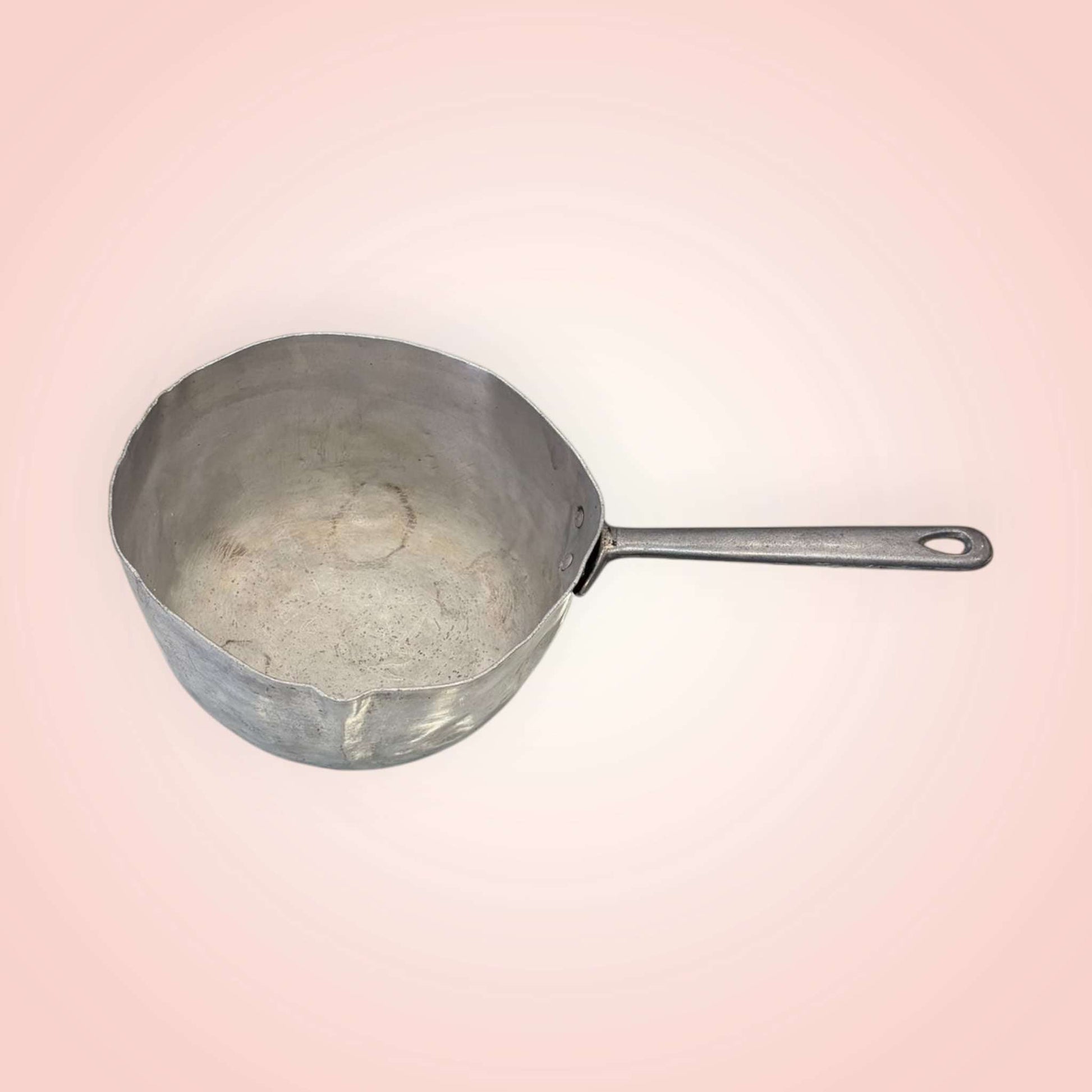 Cazo antiguo de aluminio con mango largo, diseño artesanal y acabado rústico. Ideal para decoración vintage en cocinas o espacios tradicionales.