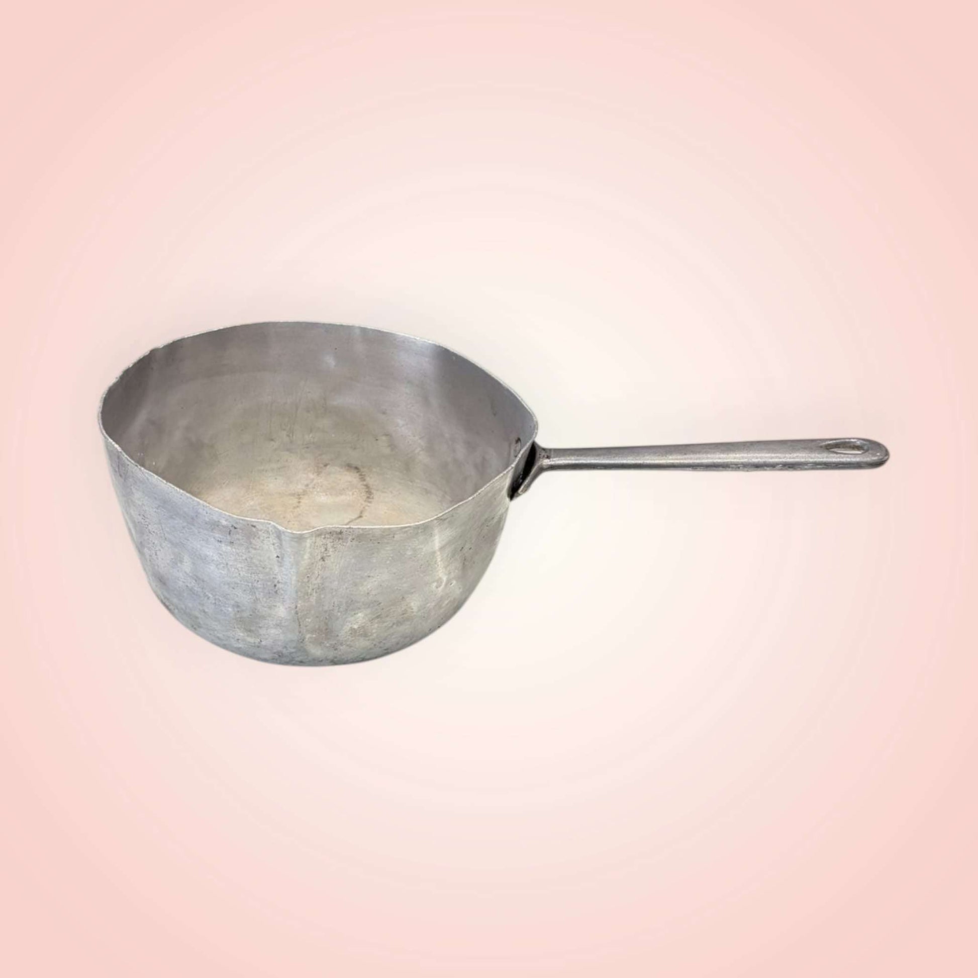 Cazo antiguo de aluminio – pieza artesanal única y funcional con acabado rústico, ideal para decoración vintage en cocinas o jardines.