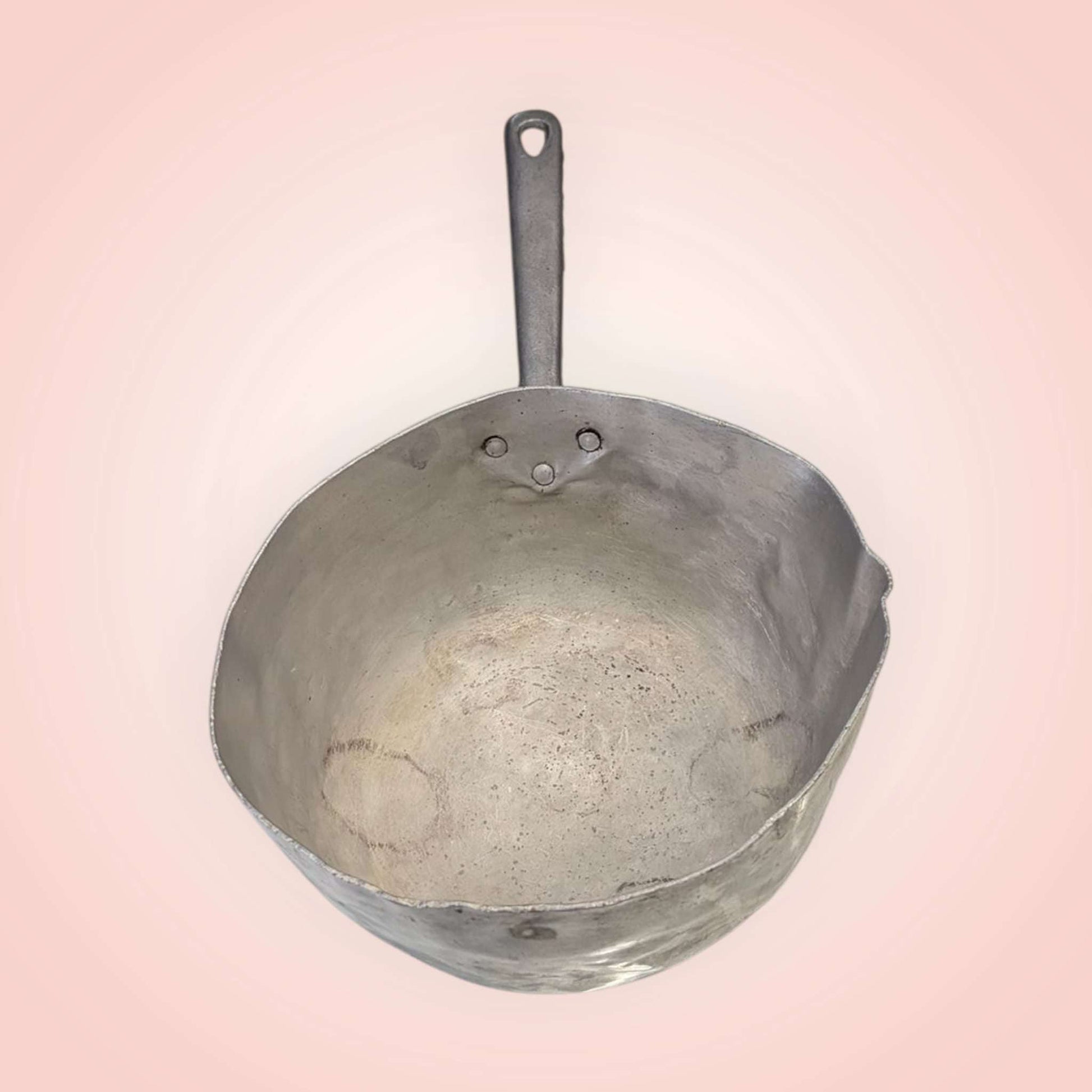 Cazo antiguo de aluminio con acabado rústico y mango largo, pieza artesanal única ideal para decoración vintage en cocina o jardín.