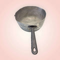 Cazo antiguo de aluminio con mango largo, pieza artesanal única ideal para decoración vintage en cocinas rústicas o colecciones tradicionales.