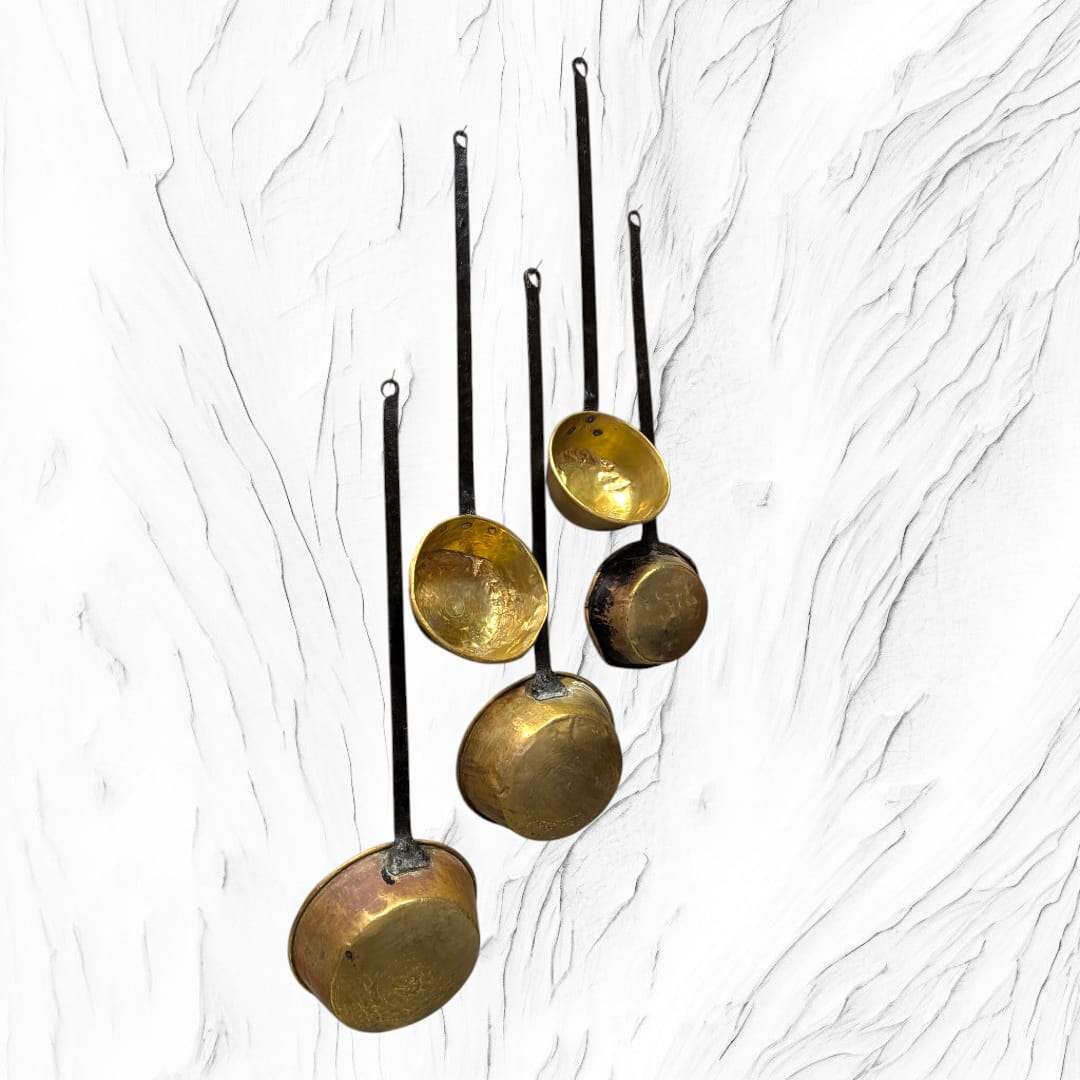 Vista lateral del lote de cazos antiguos con cabezal de metal dorado y mango de forja. Perfectos para estilo decorativo tradicional.