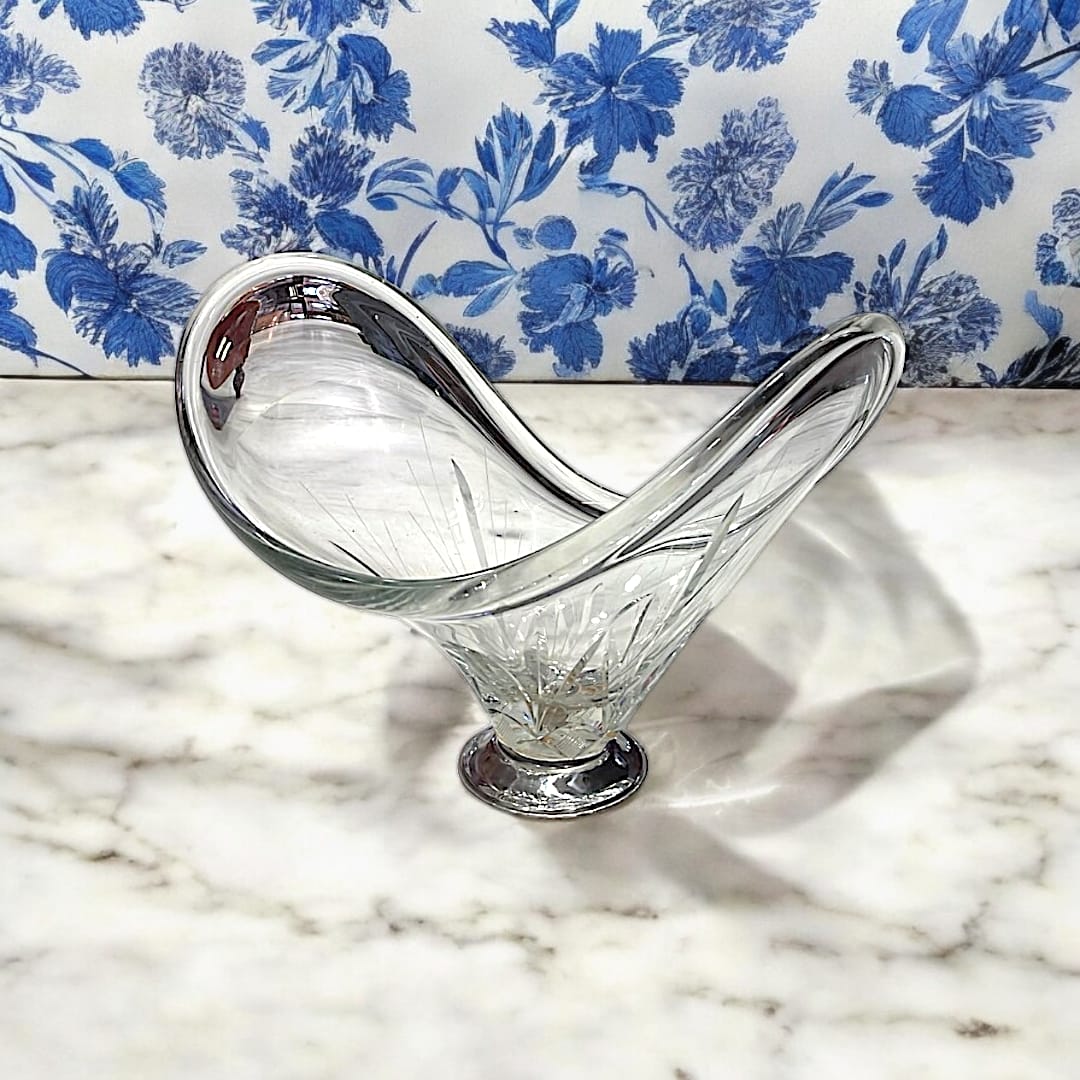 Centro de mesa de cristal tallado con diseño clásico y versátil, forma curva y base sólida, ideal para decoración elegante.