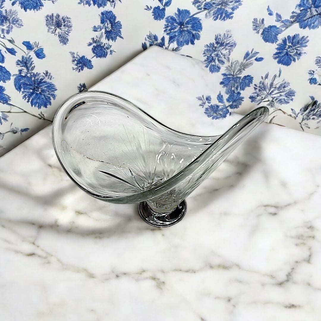 Centro de mesa de cristal tallado con diseño clásico y versátil, forma curva y base sólida, ideal para decoración elegante.