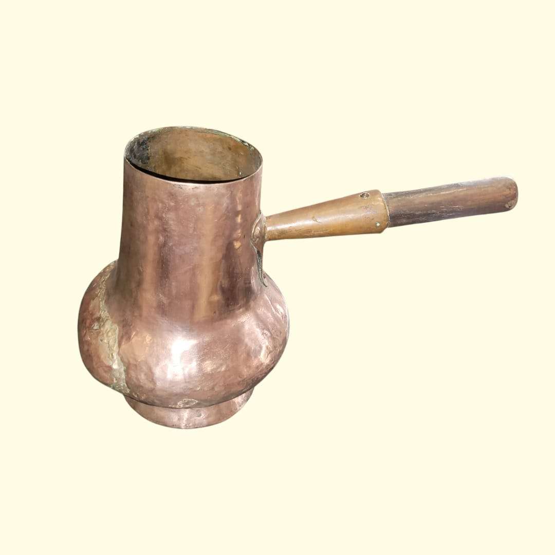 Chocolatera antigua de cobre con mango de madera vista lateral