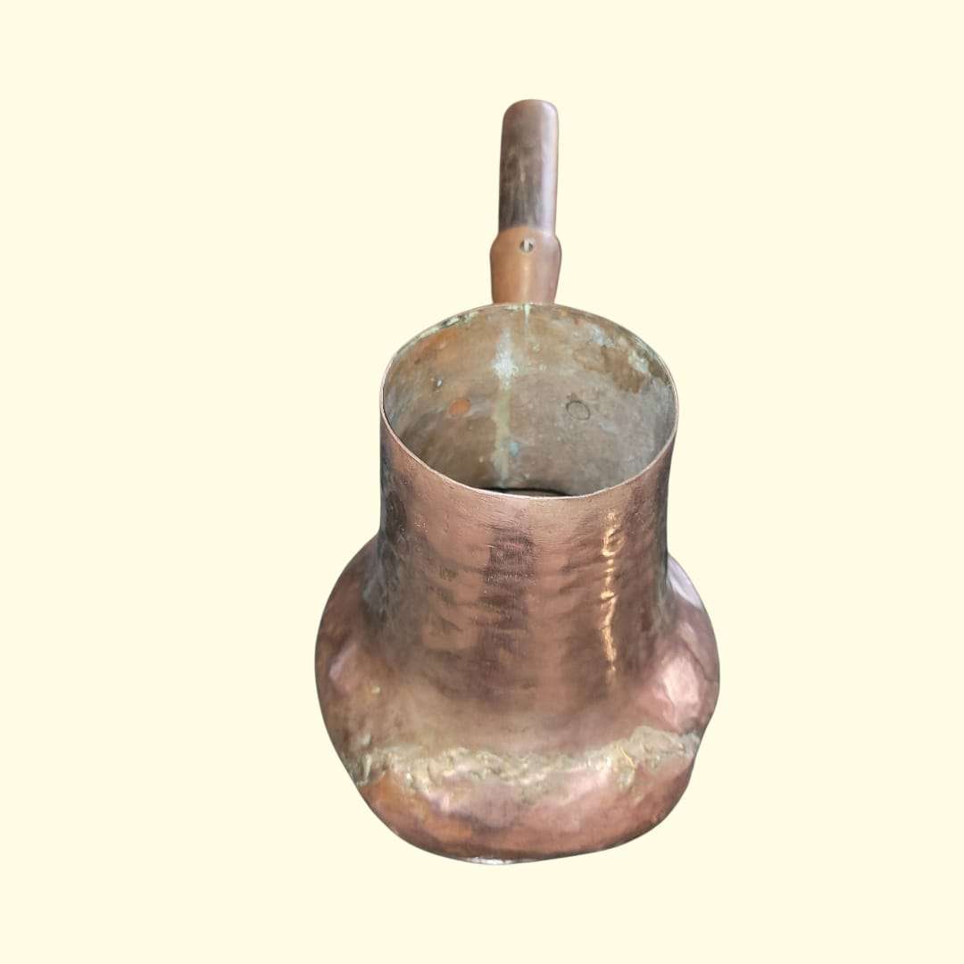Chocolatera antigua de cobre con mango de madera vista lateral