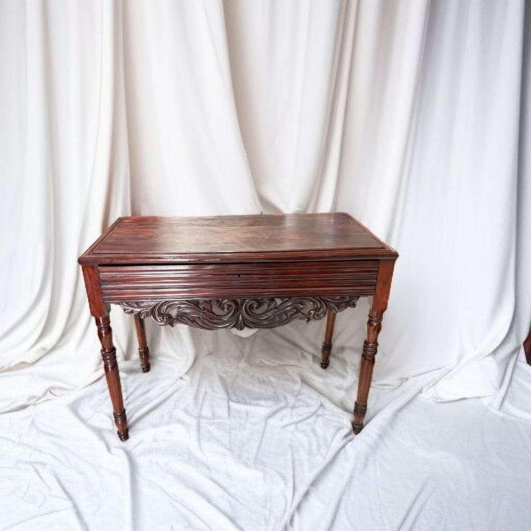 Mesa consola de caoba tallada antigua vista frontal.
