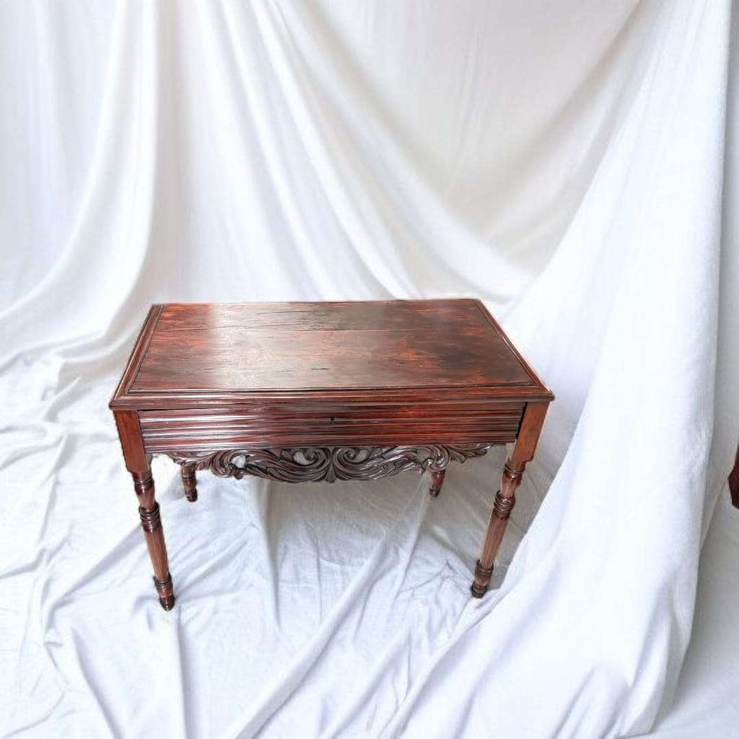 Mesa consola de caoba tallada antigua vista frontal.