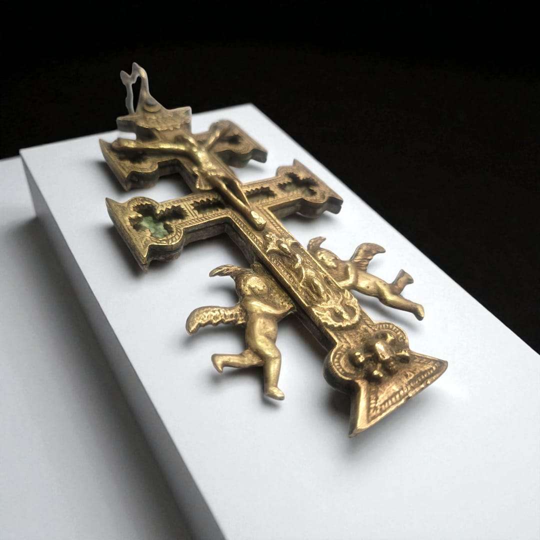 Cruz de Caravaca en espacio decorativo con luz natural