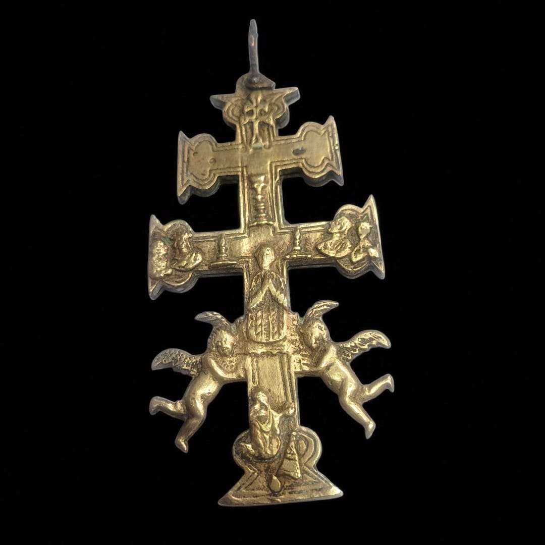 Cruz de Caravaca en metal envejecido con doble travesaño