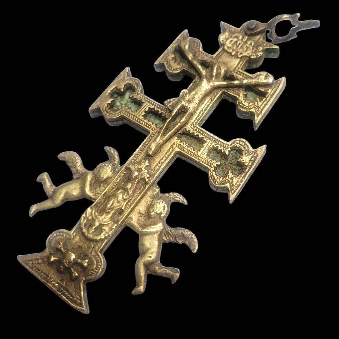 Ángulos artesanales de la Cruz de Caravaca vista lateral