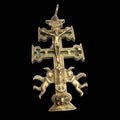 Cruz de Caravaca con cáliz, corona y ángeles en relieve