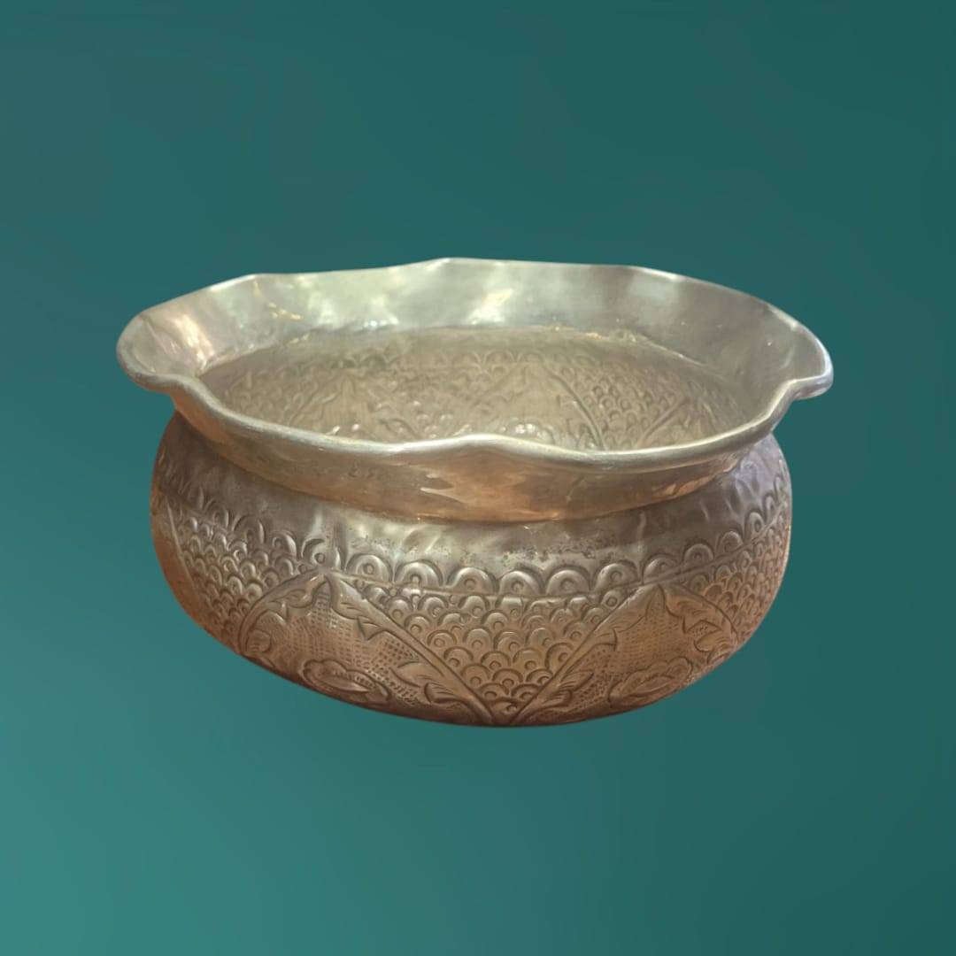 Frutero metal grabado con diseño oriental en relieve, ideal para decoración de mesa elegante en hogar estilo clásico.