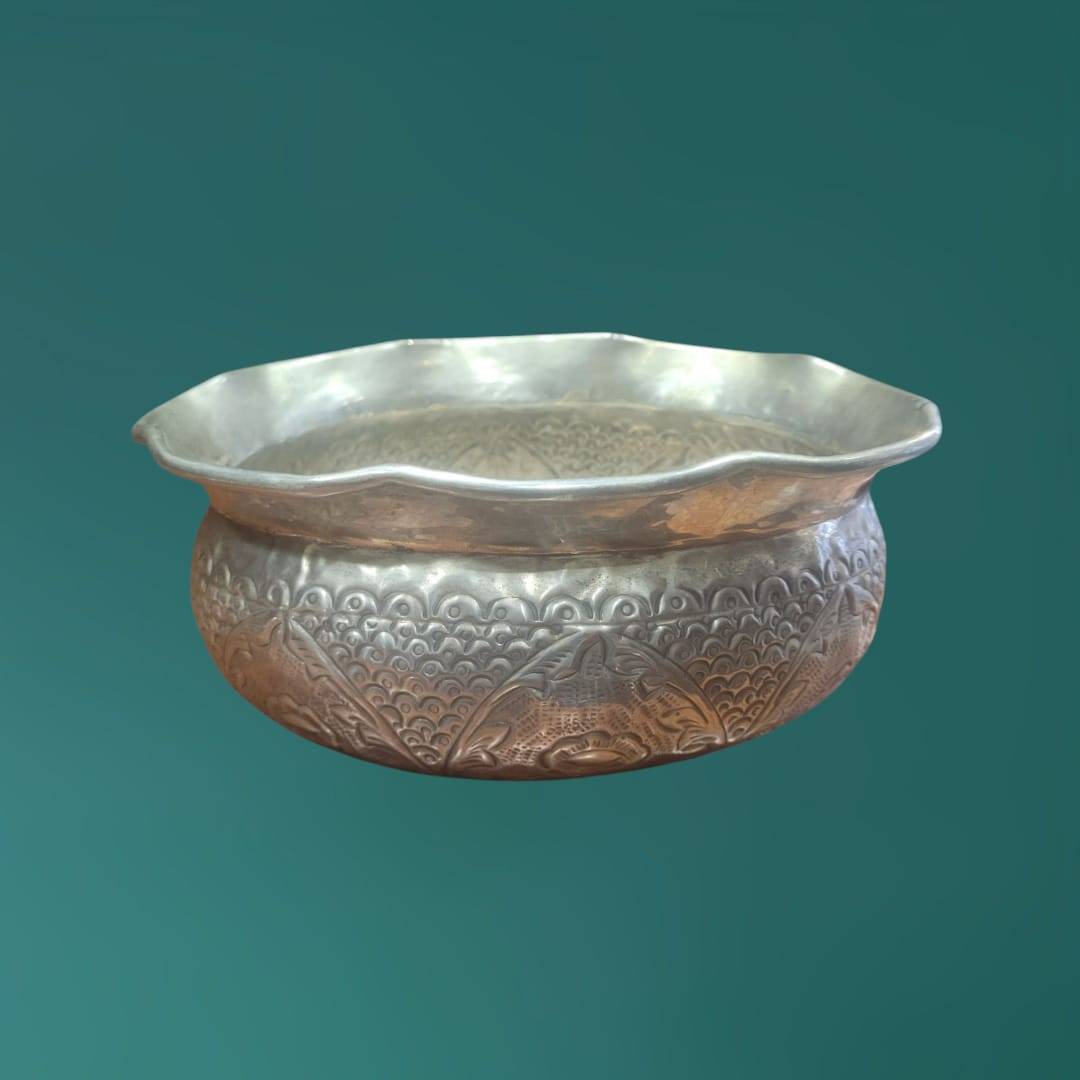 Decoración mesa con frutero metal grabado estilo oriental, acabado plateado y detalles artesanales únicos.