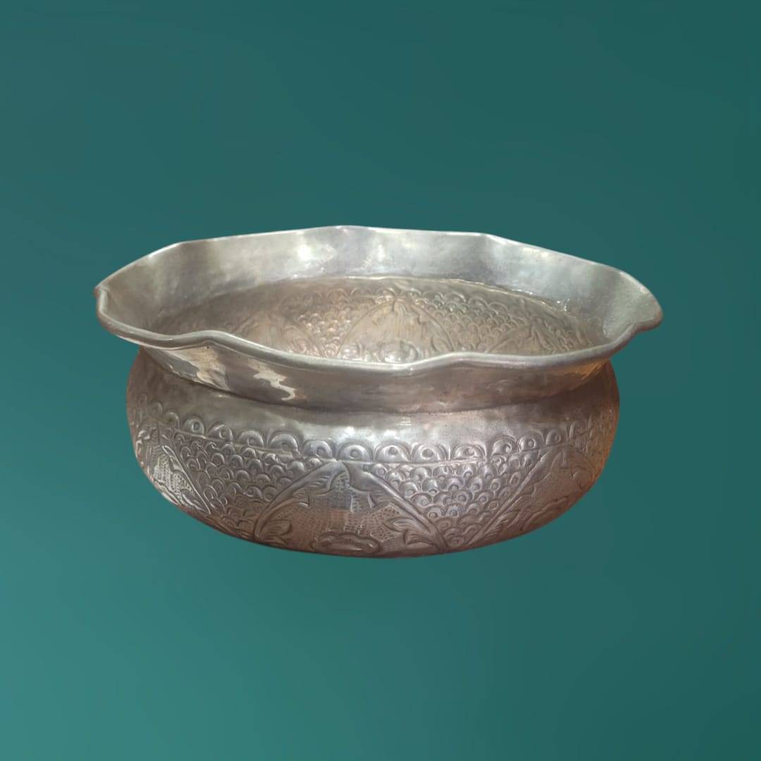 Frutero de metal plateado con relieves orientales, pieza decorativa para hogar en categoría Home & Garden > Decor.