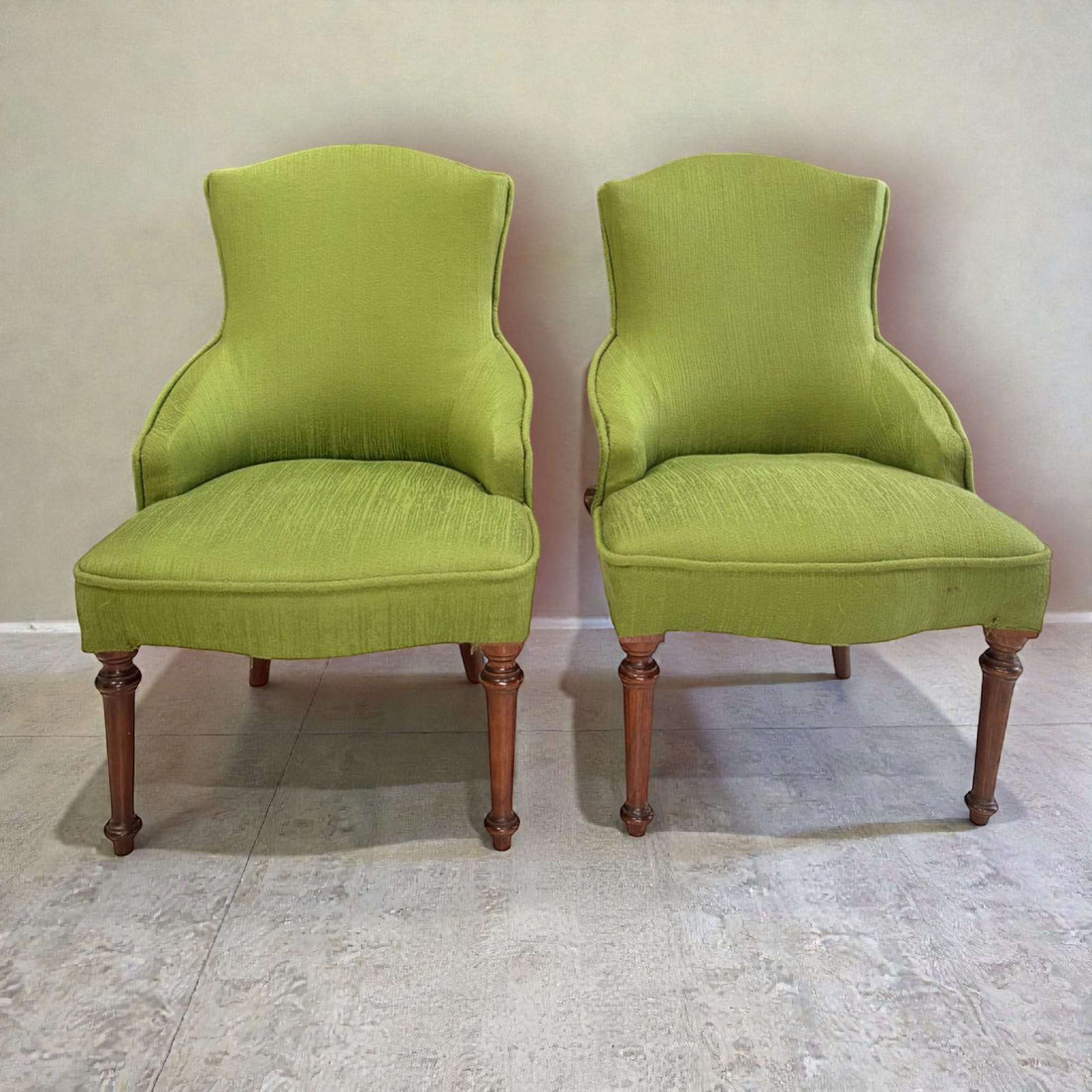 Par de descalzadoras tapizadas clásicas con patas de caoba, diseño elegante en tela verde lima. Perfectas para dormitorio o recibidor vintage.