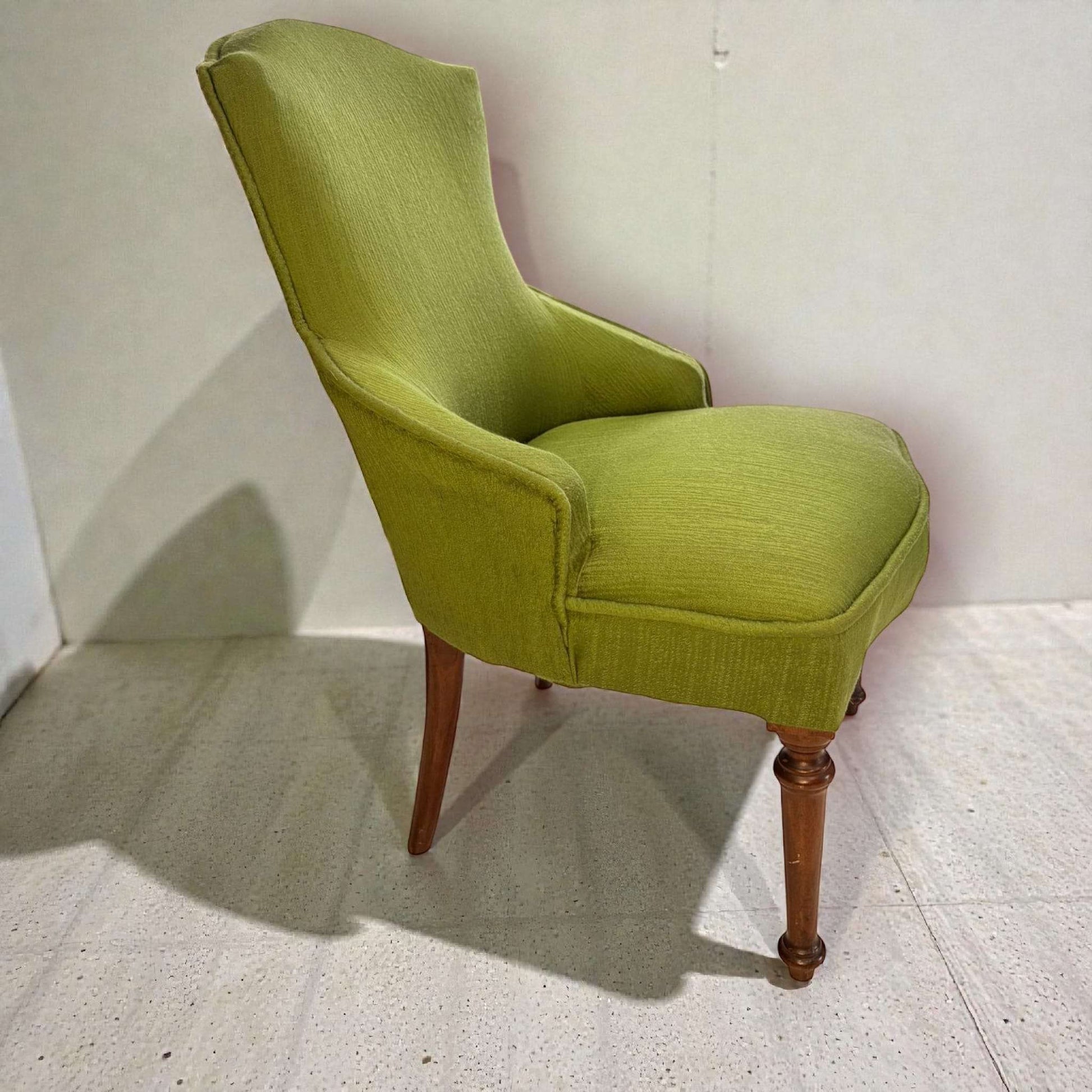 Perfil de descalzadora tapizada verde con estructura de madera de caoba. Mueble decorativo funcional para hogar elegante.