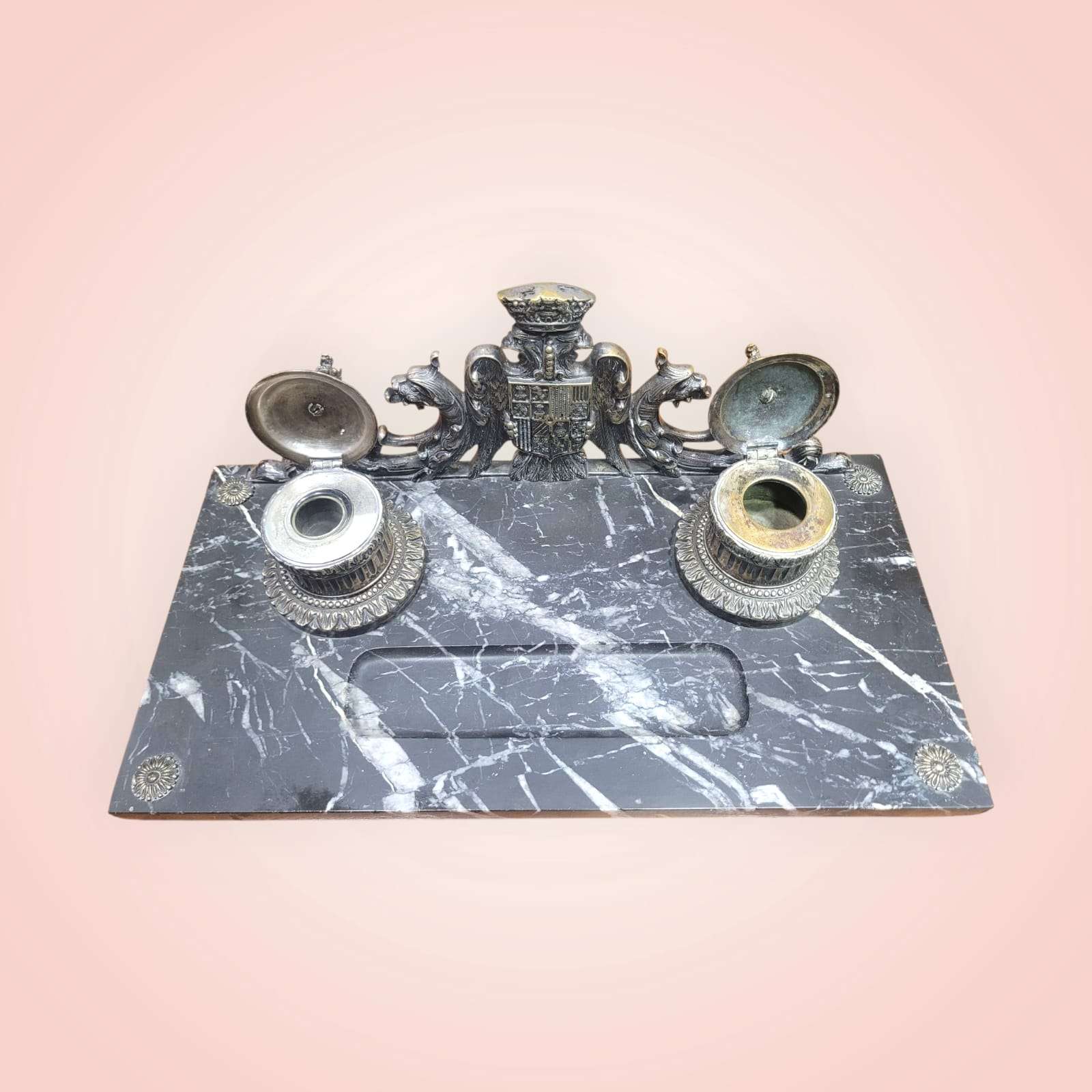 Vista superior de los dos frascos de tinta plateados con tapas giratorias.