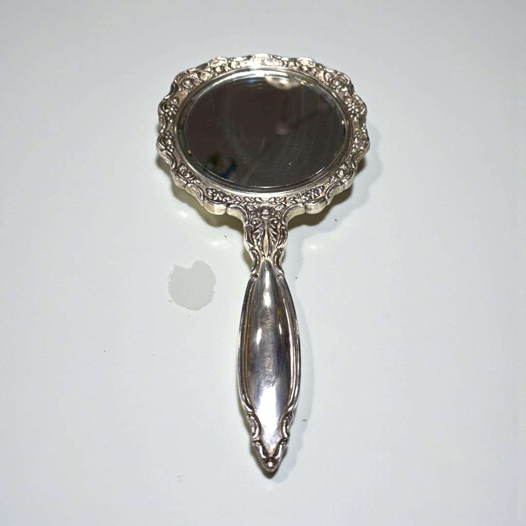 Su diseño equilibrado entre estética y funcionalidad lo convierte en un artículo único y muy deseado dentro del mundo de los objetos antiguos.