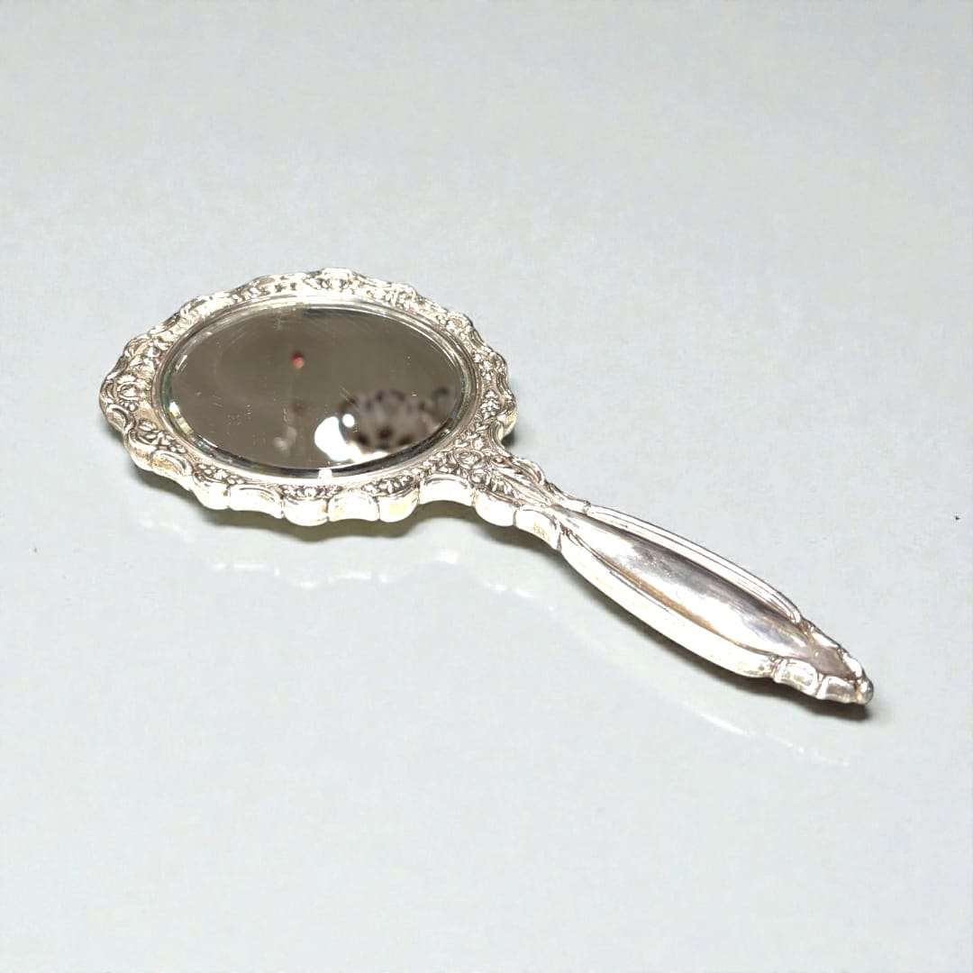 Su diseño equilibrado entre estética y funcionalidad lo convierte en un artículo único y muy deseado dentro del mundo de los objetos antiguos.