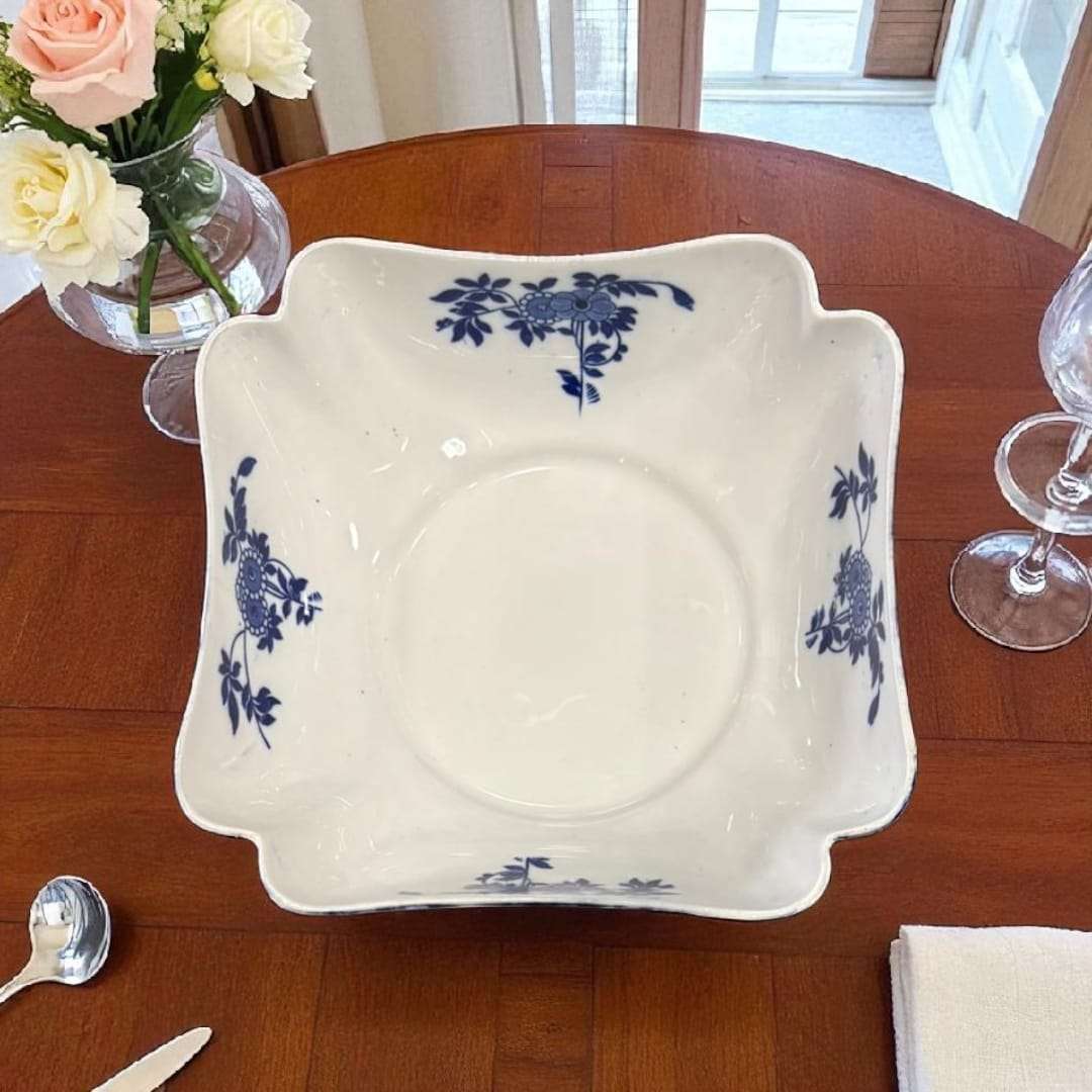 Detalle del diseño floral azul en el interior del frutero de porcelana.