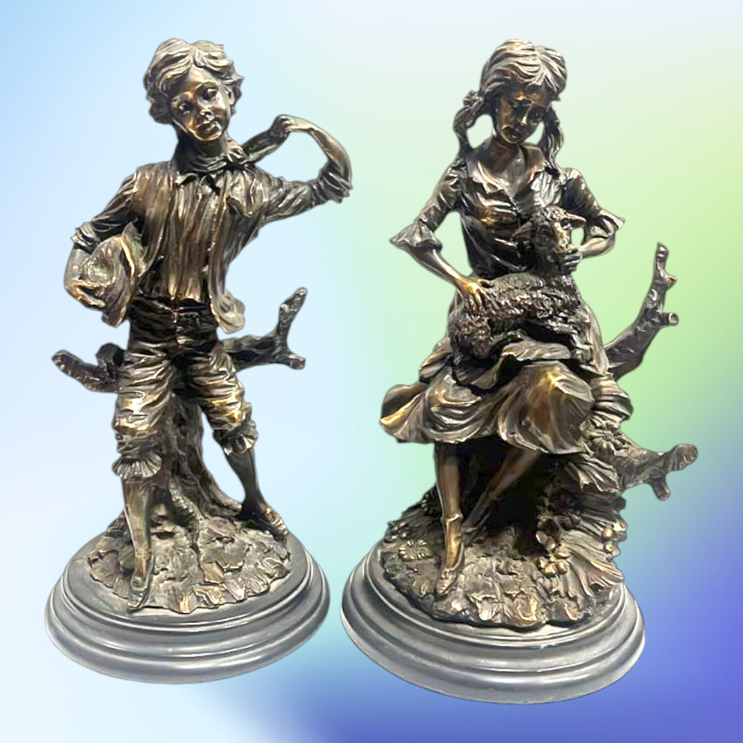 Figura decorativa de resina estilo antiguo de joven con sombrero, ideal para añadir tradición y modernidad en tu decoración del hogar.