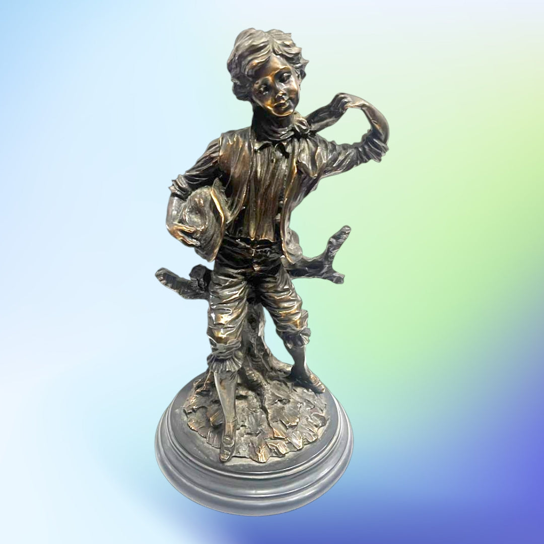 Figura decorativa de resina estilo antiguo de joven con sombrero, ideal para añadir tradición y modernidad en tu decoración del hogar.