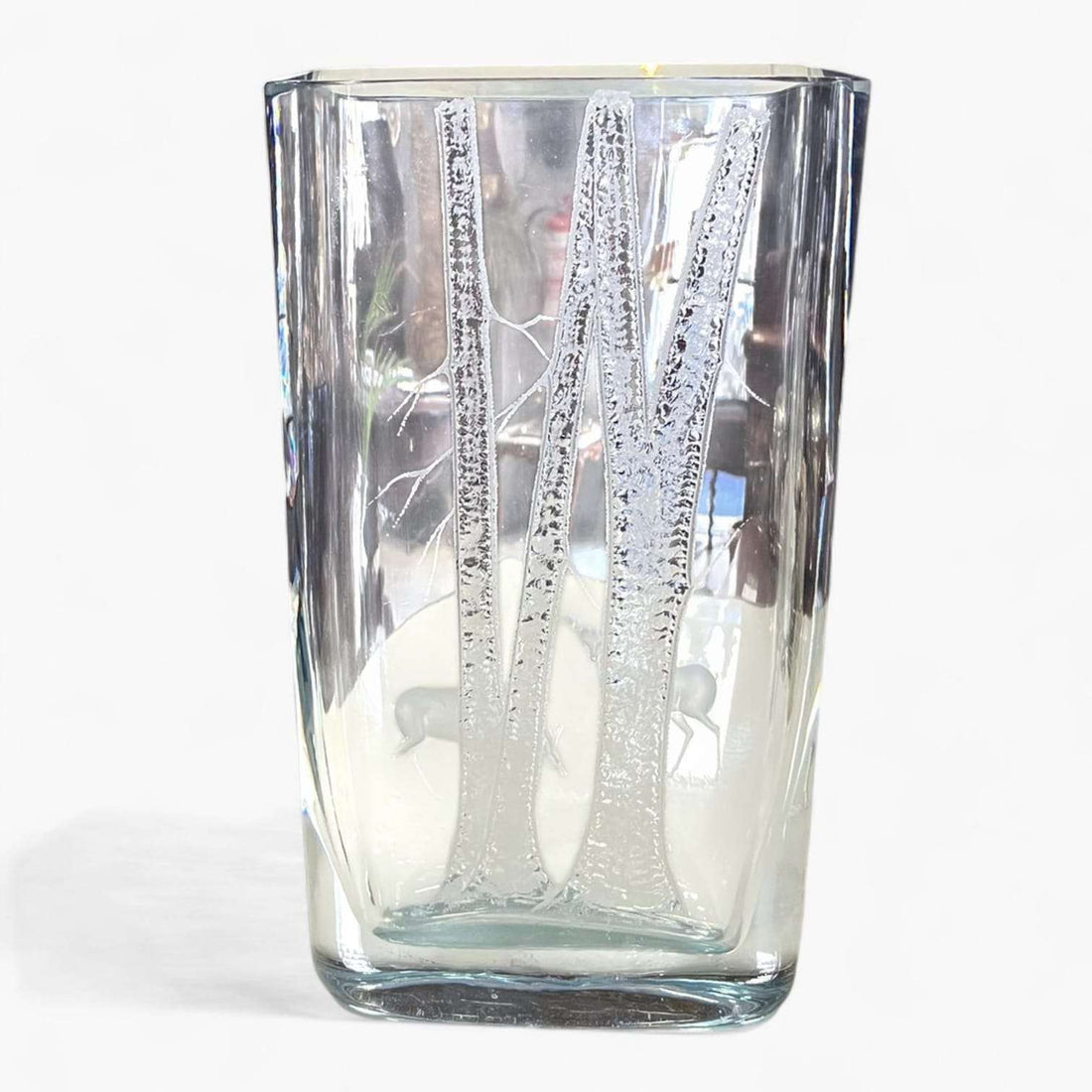Florero de cristal Trömbergshyttan con árboles en relieve y ciervos grabados.