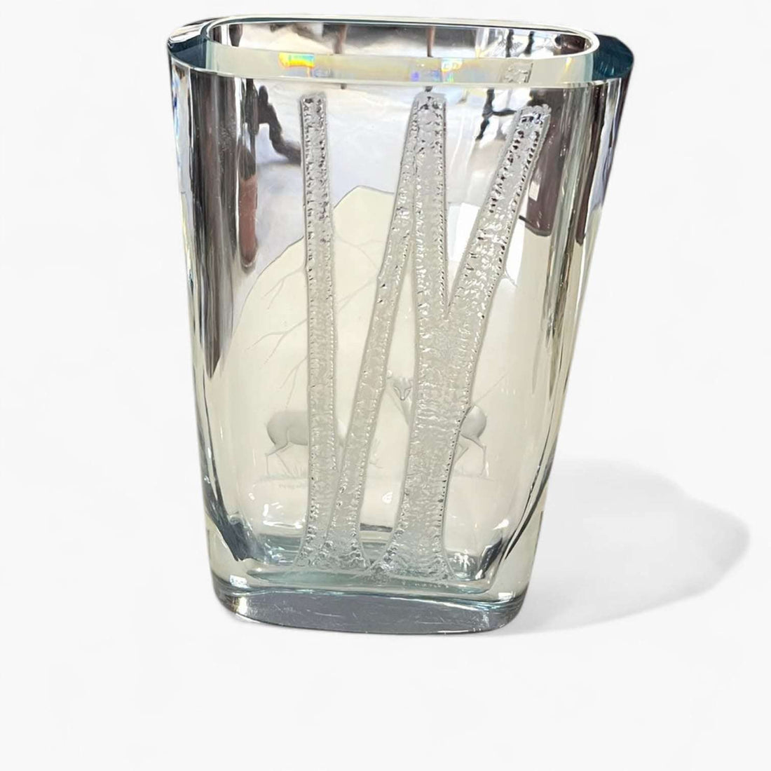 Florero de cristal Trömbergshyttan con árboles en relieve y ciervos grabados.