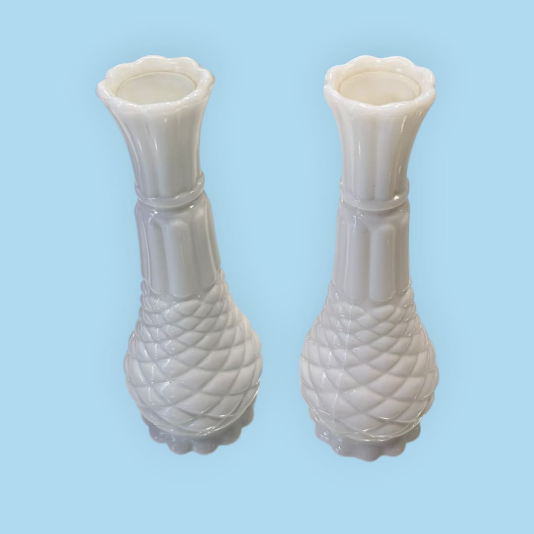 Florero de opalina blanca con acabado brillante y cuello estriado.