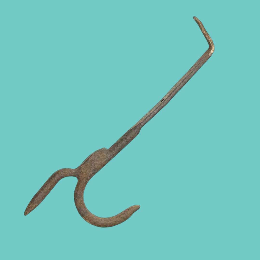 Gancho antiguo de hierro forjado visto lateralmente con pátina original.