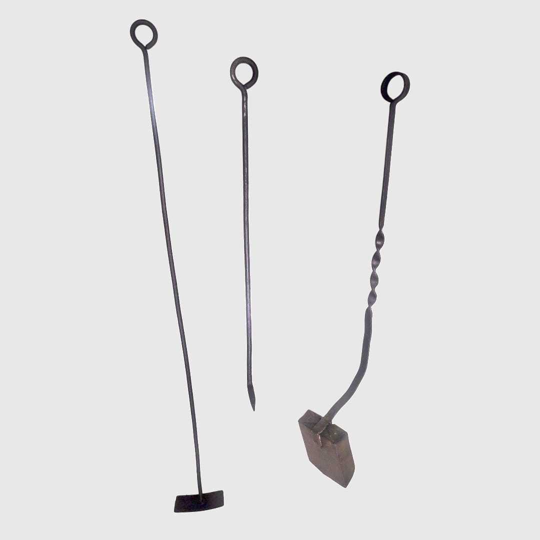 Compuesto por tres piezas esenciales —azada para cenizas, atizador y pala—, este conjunto está fabricado íntegramente a mano en hierro forjado, asegurando una durabilidad excepcional y un estilo sobrio que resalta en cualquier espacio.