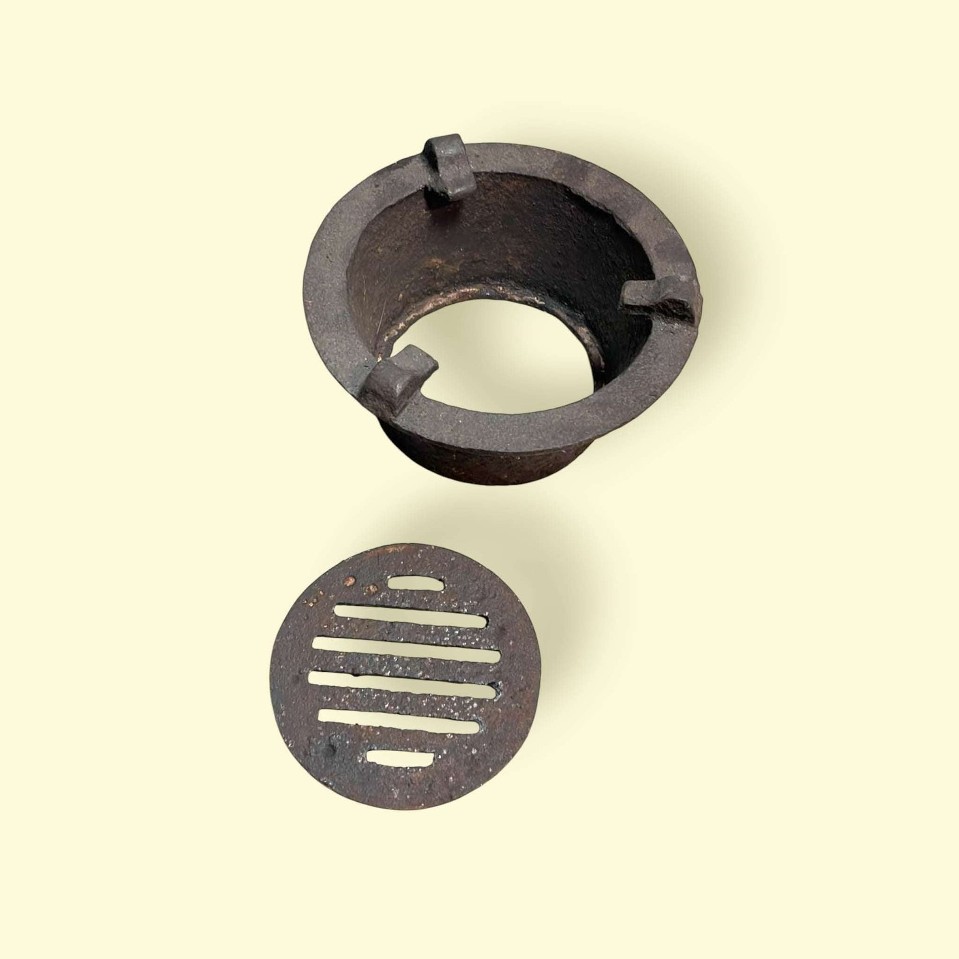 Vista interior de hornilla de carbón vintage con parrilla desmontable.