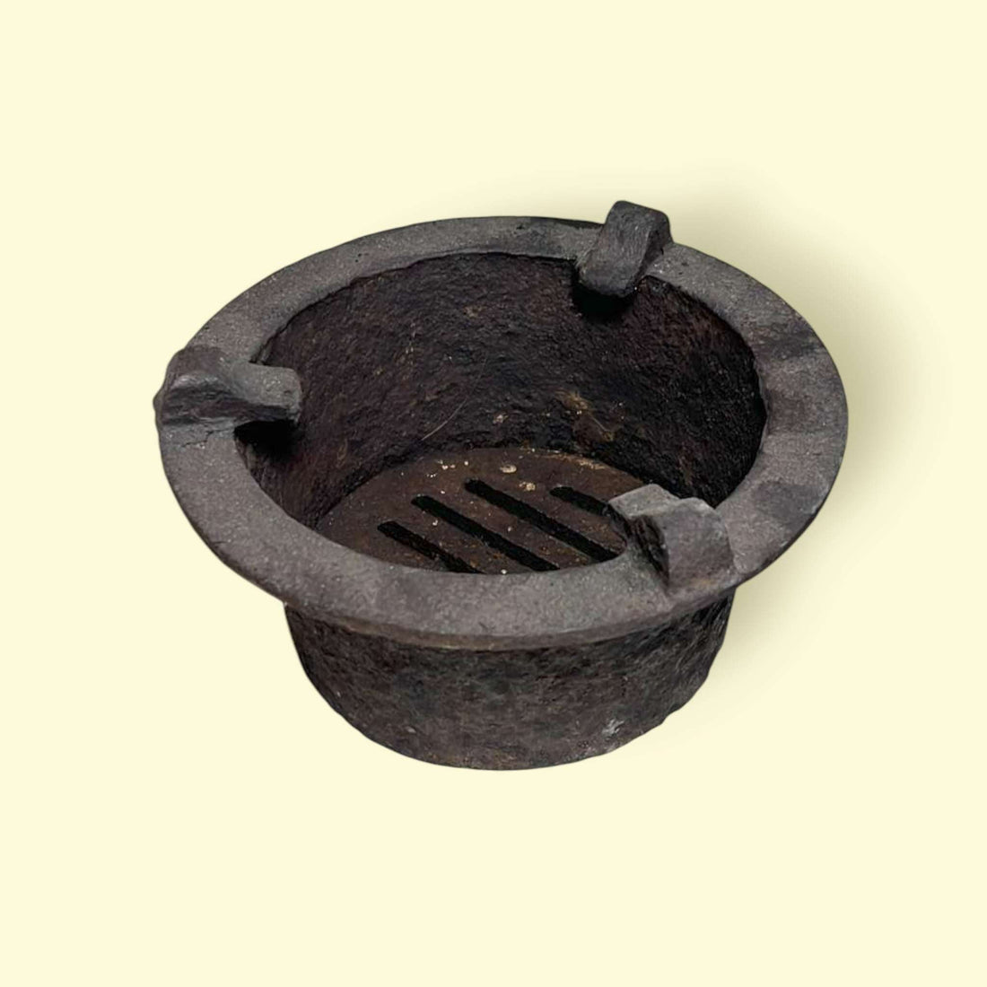 Hornilla de carbón antigua de encastrar años 50–60, vista superior con parrilla.