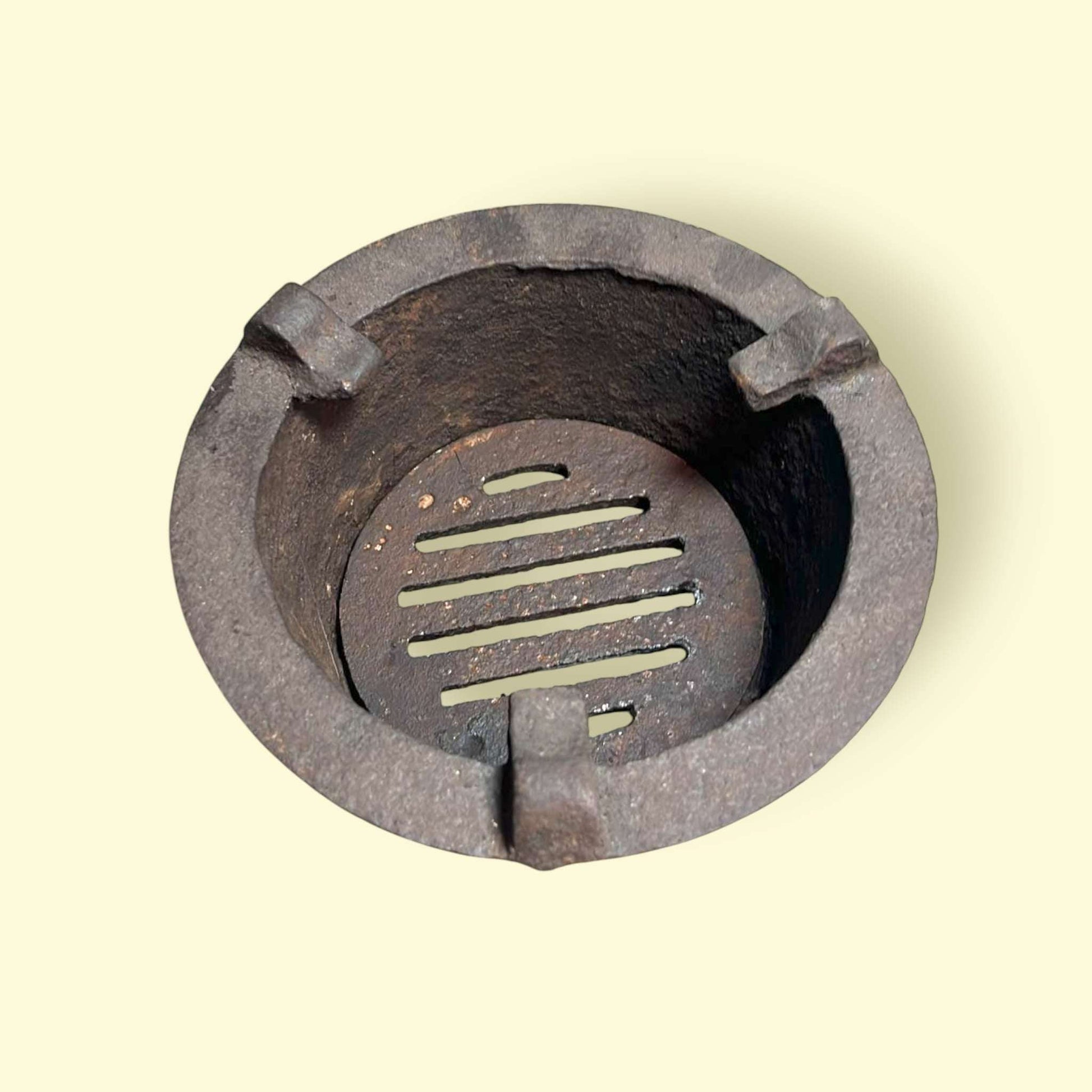 Hornilla de carbón antigua, metal oscuro con pátina original.