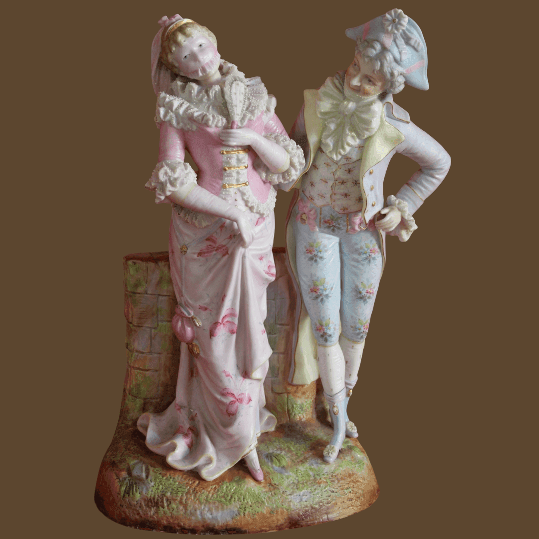 Figura de porcelana francesa representando una pareja con trajes detallados del carnaval veneciano. Decoración elegante y exclusiva para el hogar.