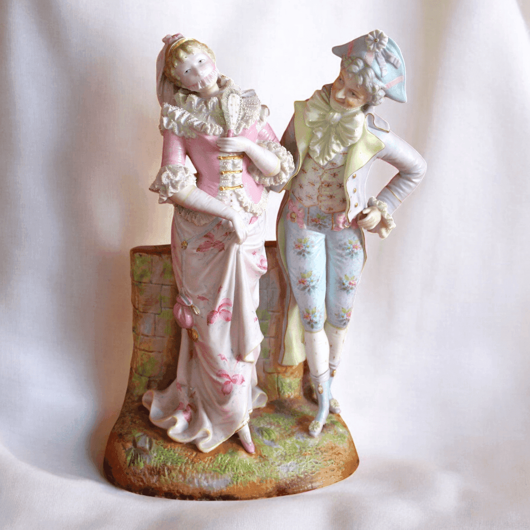 Figura de porcelana francesa representando una pareja con trajes detallados del carnaval veneciano. Decoración elegante y exclusiva para el hogar.