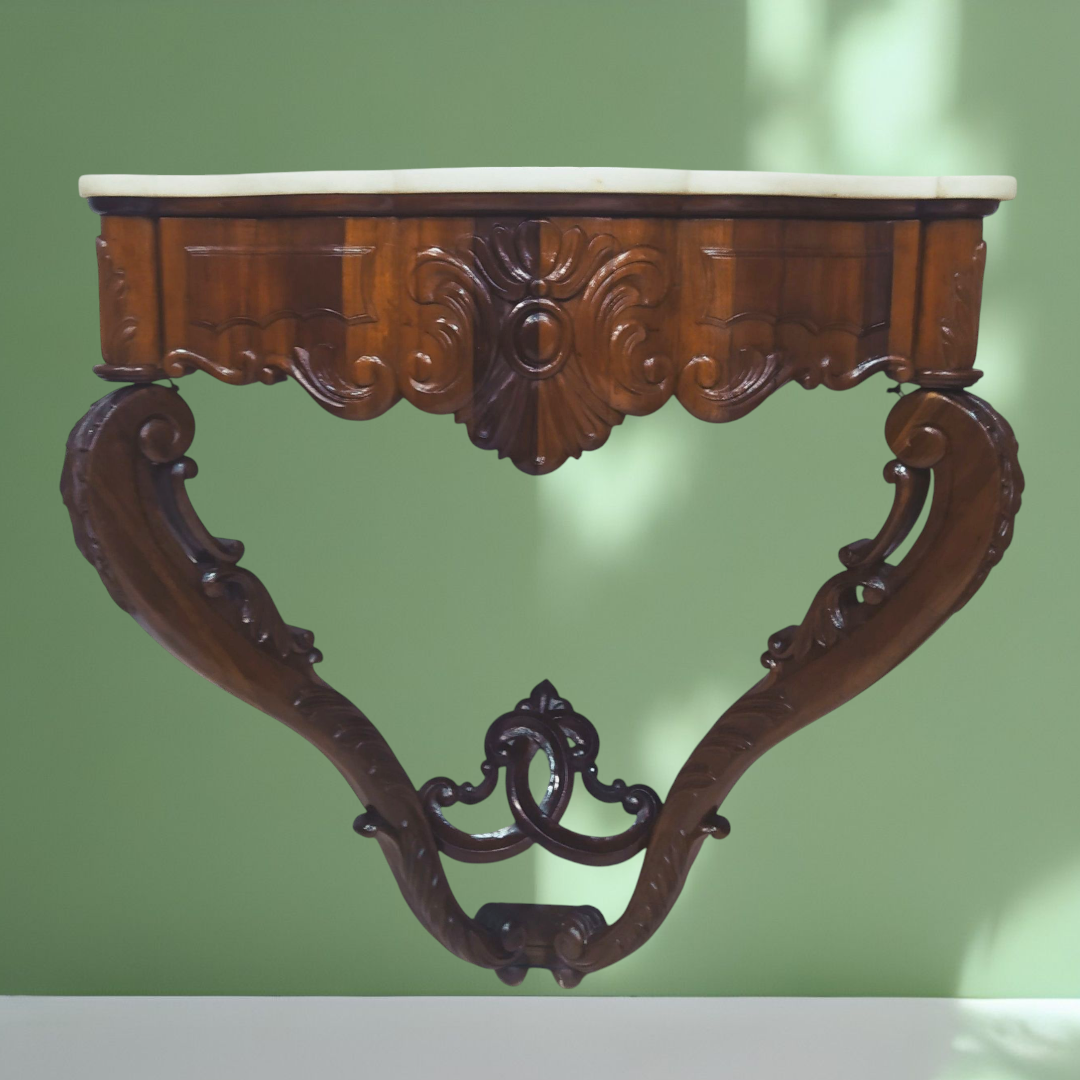 Consola de mármol suspendida de pared con tapa blanca y estructura de caoba tallada, ideal para decoración elegante en interiores.