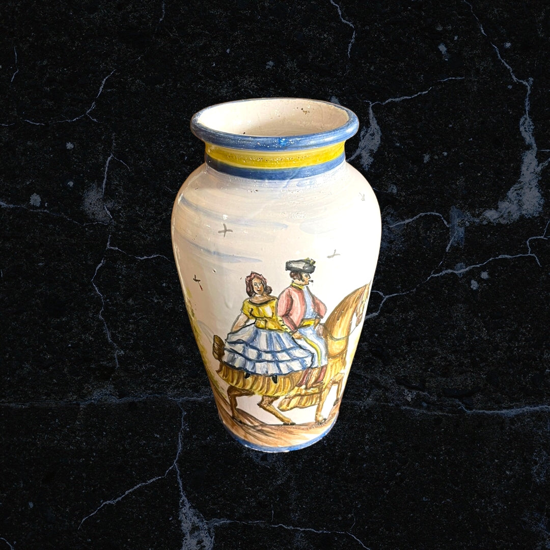 Jarrón de Talavera pintado a mano con diseño tradicional de pareja a caballo. Cerámica artesanal con detalles en azul y amarillo.