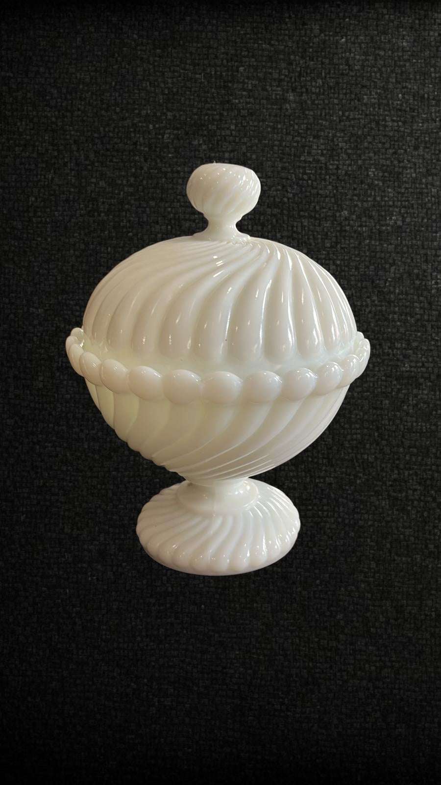 Bombonera de opalina blanca con diseño vintage acanalado y tapa esférica, ideal para decoración elegante en el hogar.