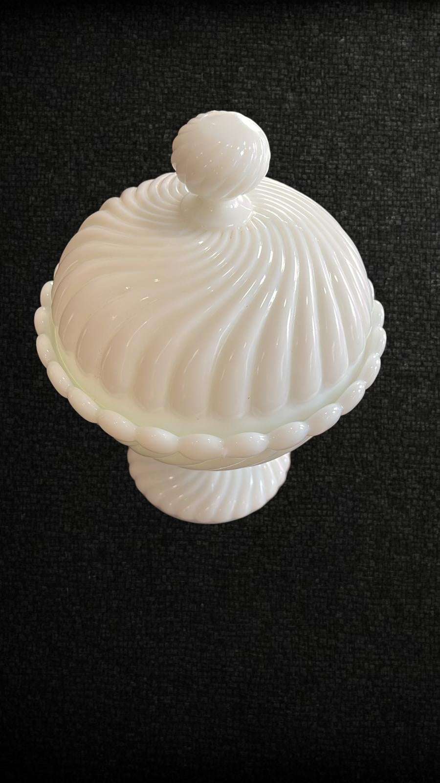 Bombonera de opalina blanca con diseño vintage acanalado y tapa esférica, ideal para decoración elegante en el hogar.