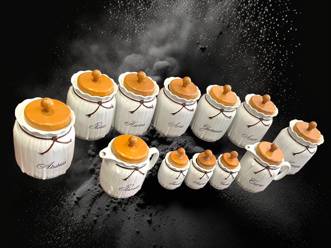 Juego de tarros de cocina de porcelana con tapa de madera, ideales para almacenar especias, aceites y granos. Diseño vintage con etiquetas elegantes.